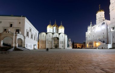 Varsayım Katedrali (taç giyme töreni Rus Çarlar yerdi) gece. Moskova Kremlin ' içinde katedral Meydanı.