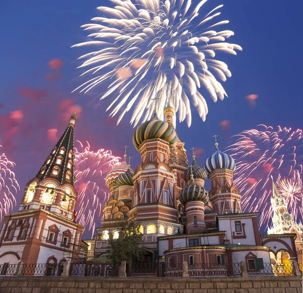 Fyrverkeri över katedral förbön av mest heliga Theotokos på vallgrav, Röda torget, Moskva, Ryssland — Stockfoto