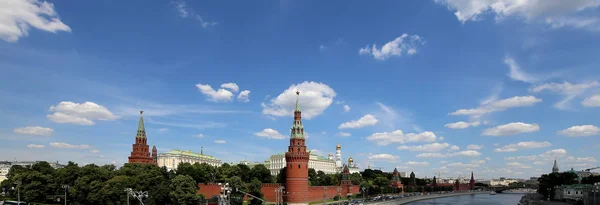 Vista del Kremlin de Moscú en un día soleado, arquitectura y monumento ruso-moscovita, paisaje urbano de Moscú —  Fotos de Stock