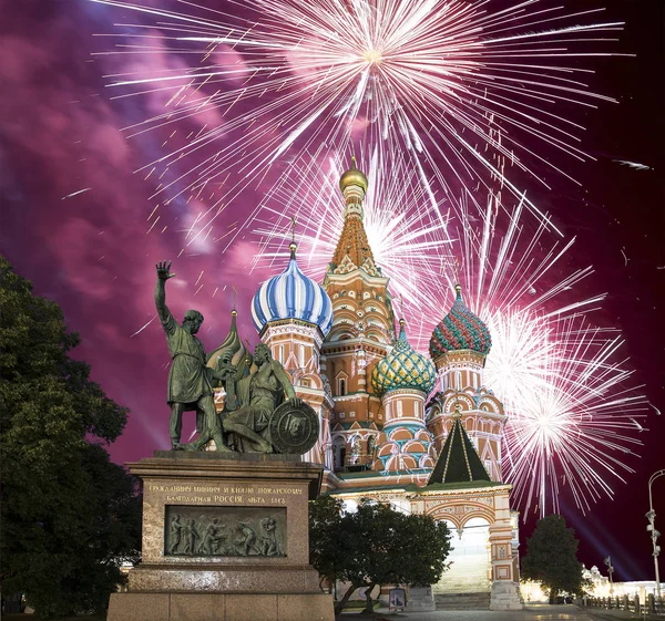 Hendek, Kızıl Meydan, Moskova, Rusya en kutsal Theotokos şefaat Katedrali üzerinde havai fişek   