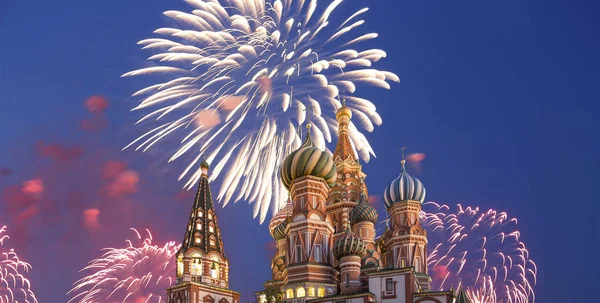 Fuegos artificiales sobre la Catedral de intercesión de la Santísima Theotokos en el foso, Plaza Roja, Moscú, Rusia —  Fotos de Stock