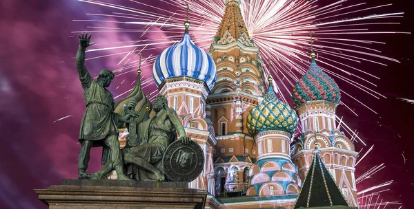 Πυροτεχνήματα πάνω από τον καθεδρικό ναό του μεσιτεία της Υπεραγίας Θεοτόκου σχετικά με την τάφρο, κόκκινη πλατεία, Μόσχα, Ρωσία — Φωτογραφία Αρχείου