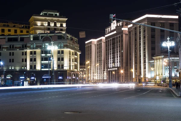 Gebouw van de Doema van de federale vergadering van de Russische Federatie (nachts). Moskou, Rusland. Het adres van het gebouw is Okhotny Ryad Street, 1/2 — Stockfoto