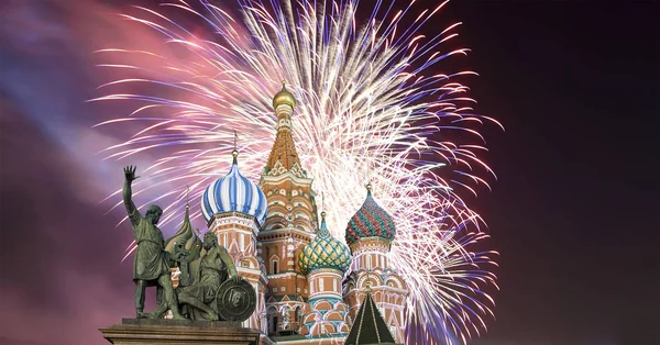 Fogos de artifício sobre a Catedral de Intercessão da Santíssima Theotokos no Fosso, Praça Vermelha, Moscou, Rússia — Fotografia de Stock