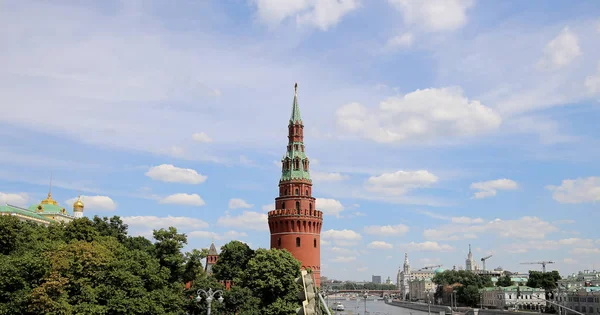 在阳光灿烂的日子里看到莫斯科克里姆林宫，俄罗斯-莫斯科建筑和地标，莫斯科城市景观 — 图库照片