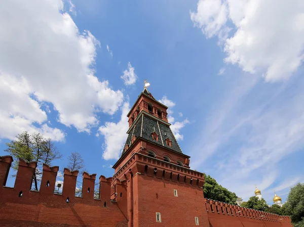 Vista del Kremlin de Moscú en un día soleado, arquitectura y monumento ruso-moscovita, paisaje urbano de Moscú — Foto de Stock