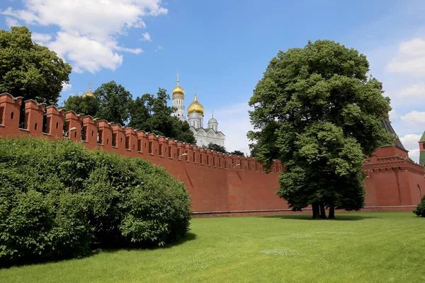 Moskova Kremlin manzarası güneşli bir günde, Rusya... Moskova mimarisi ve simgesi, Moskova şehir manzarası.  