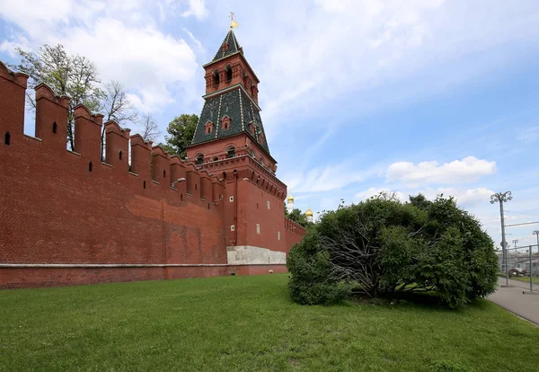 View of Moscow Kremlin on a sunny day, Russia-- Moscow architecture and landmark, Moscow cityscape — Stock Photo, Image