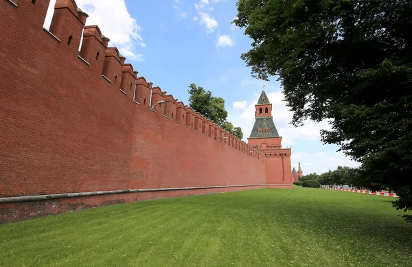 Vista del Kremlin de Moscú en un día soleado, arquitectura y monumento ruso-moscovita, paisaje urbano de Moscú —  Fotos de Stock