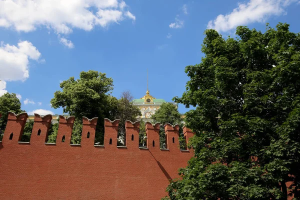 View of Moscow Kremlin on a sunny day, Russia-- Moscow architecture and landmark, Moscow cityscape — Stock Photo, Image