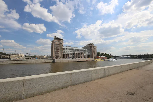 Haus am Damm mit dem staatlichen Estrada-Theater (Inschrift in russischer Sprache). Es wurde als Regierungsgebäude für die sowjetische Elite fertiggestellt. Zentrum von Moskau, Russland — Stockfoto