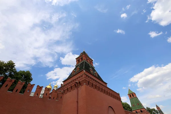 View of Moscow Kremlin on a sunny day, Russia- Moscow architecture and landmark, Moscow cityscape — стоковое фото