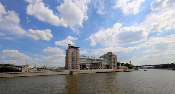 Casa en el Embankment con el Teatro Estatal Estrada (inscripción en ruso). Fue completado como el Edificio del Gobierno para la élite soviética. Centro de Moscú, Rusia —  Fotos de Stock