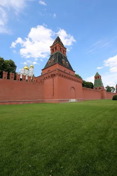Moskova Kremlin manzarası güneşli bir günde, Rusya... Moskova mimarisi ve simgesi, Moskova şehir manzarası.  