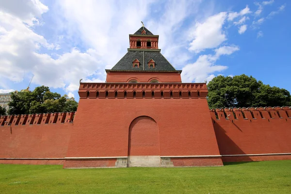 Moskova Kremlin manzarası güneşli bir günde, Rusya... Moskova mimarisi ve simgesi, Moskova şehir manzarası.  