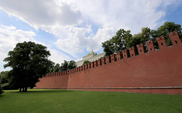 Moskova Kremlin manzarası güneşli bir günde, Rusya... Moskova mimarisi ve simgesi, Moskova şehir manzarası.  