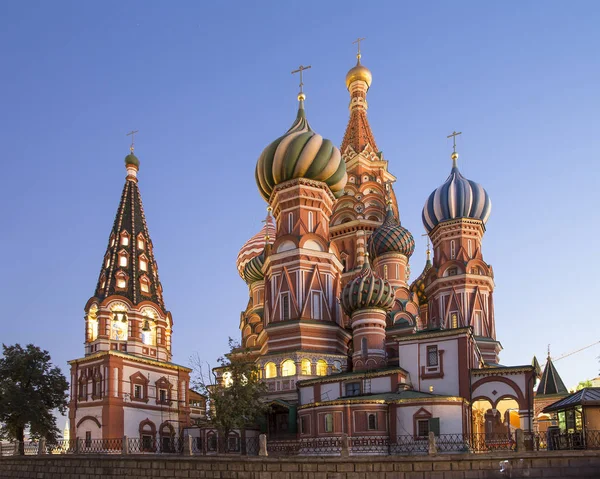 Moskva, Rusko, Rudé náměstí, katedrála přímluvy Nejsvětějšího Theotoka na příkopu (chrám Požehnaného Basila) v noci — Stock fotografie