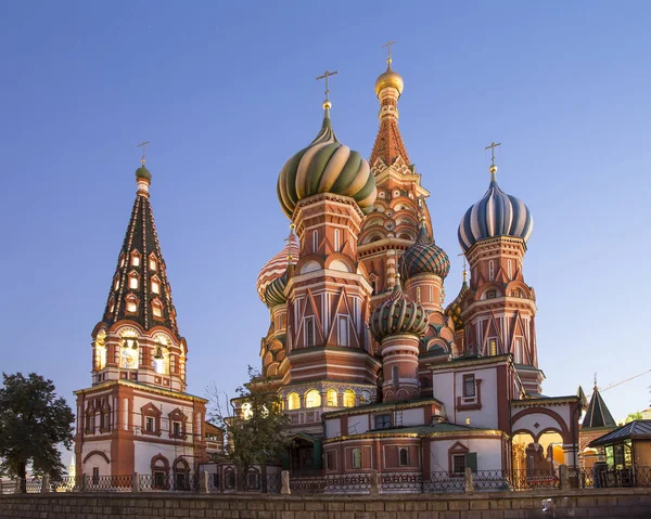 Moscow, Russia, Red Square, Cathedral of Intercession of Most Holy Theotokos on the Moat ( Temple of Basil the Blessed) at night — Stock Photo, Image