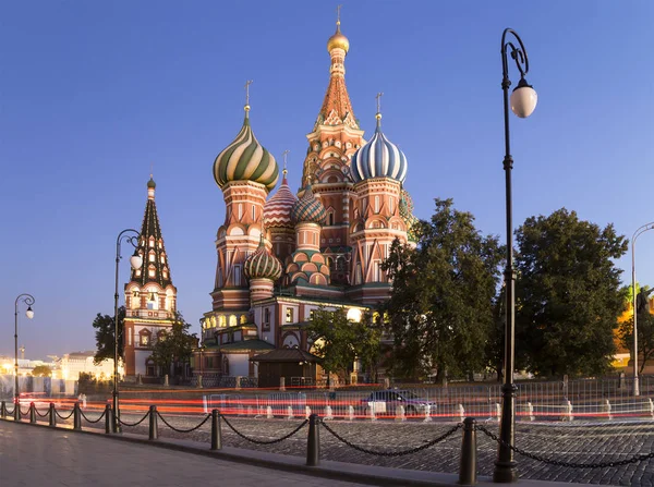 Moskova, Rusya, Kızıl Meydan, Gece Hendek 'teki (Kutsanmış Basil Tapınağı) En Kutsal Theotokos' un Şefaat Katedrali — Stok fotoğraf