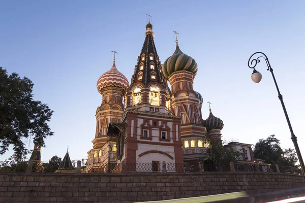 モスクワ、ロシア、赤の広場、夜の堀の上の最も神聖なテオトコスの交差点の大聖堂(バジルの祝福の寺院) — ストック写真