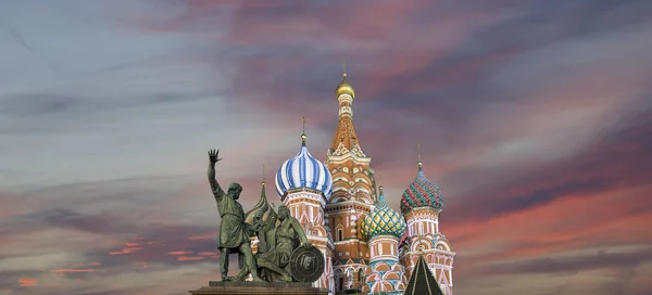 Moscú, Rusia, Plaza Roja, Catedral de intercesión de la Santísima Theotokos en el foso (Templo de Basilio el Bendito) por la noche —  Fotos de Stock