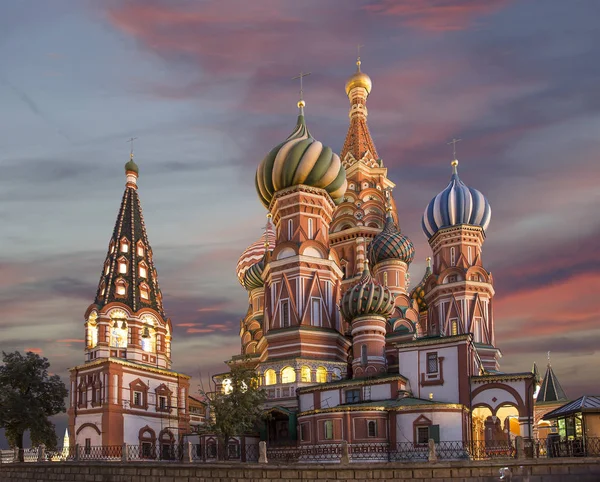 Moscow, Russia, Red Square, Cathedral of Intercession of Most Holy Theotokos on the Moat ( Temple of Basil the Blessed) at night — Stock Photo, Image