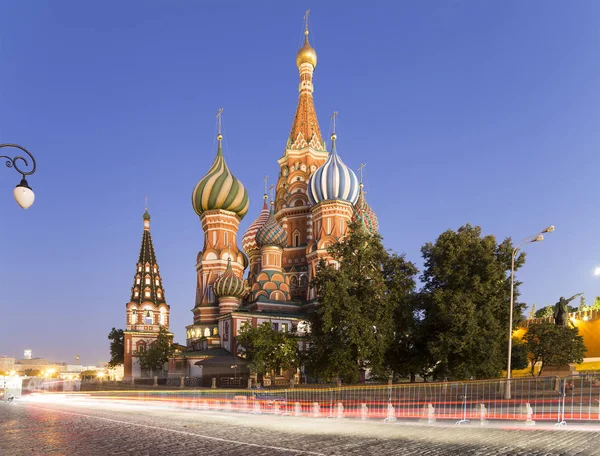 Moscou, Rússia, Praça Vermelha, Catedral de Intercessão da Santíssima Theotokos no Fosso (Templo de Basílio, o Beato) à noite — Fotografia de Stock