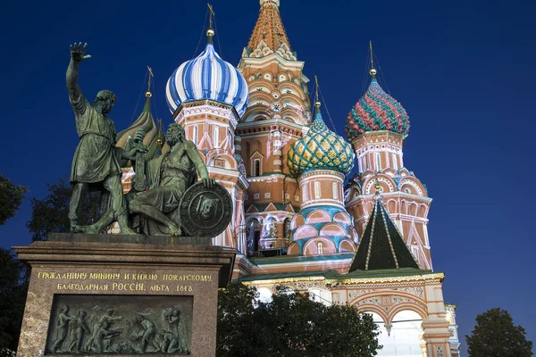 Moscow, Russia, Red Square, Cathedral of Intercession of Most Holy Theotokos on the Moat ( Temple of Basil the Blessed) at night — Stock Photo, Image