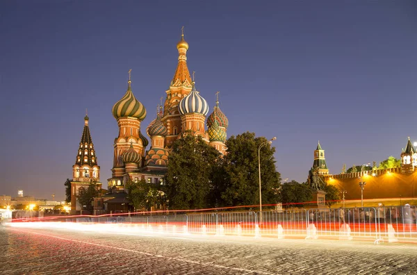 Moscow, Russia, Red Square, Cathedral of Intercession of Most Holy Theotokos on the Moat ( Temple of Basil the Blessed) at night — Stock Photo, Image