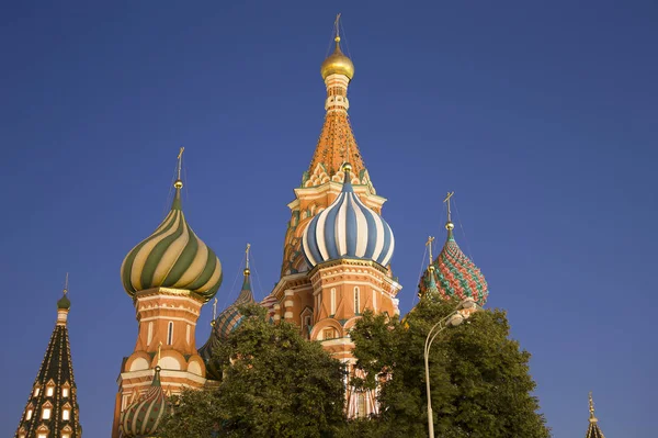 Moskva, Ryssland, Röda torget, katedralen av förbön av mest heliga Theotokos på vallgraven (Temple of Basil den välsignade) på natten — Stockfoto