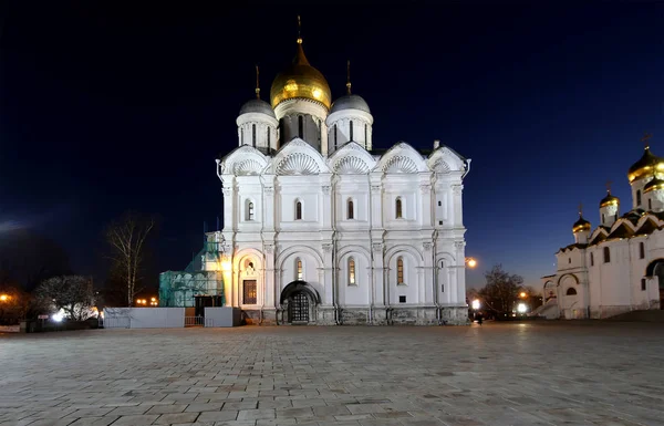 Ο Καθεδρικός Ναός του Ευαγγελισμού (Blagoveschensky sobor) το βράδυ. Πλατεία του καθεδρικού ναού, στο εσωτερικό του Κρεμλίνου Μόσχας, Ρωσία. Μνημείο παγκόσμιας κληρονομιάς της UNESCO — Φωτογραφία Αρχείου