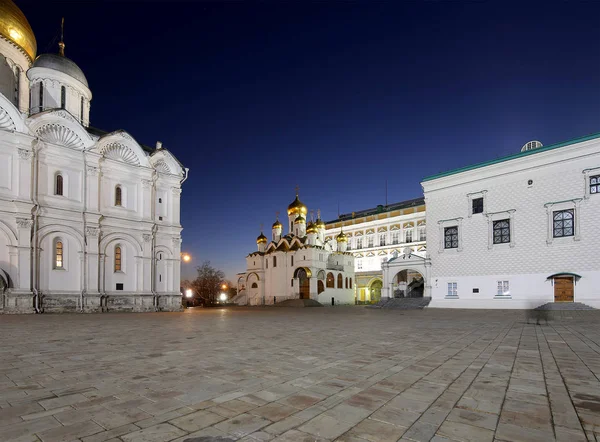 到了晚上，在莫斯科克里姆林宫，俄罗斯的大教堂广场。教科文组织世界遗产站点 — 图库照片