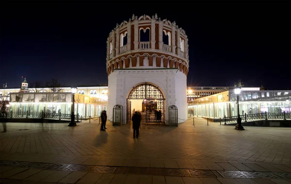 Kutafia o torre de cabeza de puente en la noche, Moscú Kremlin, Rusia. Patrimonio de la Humanidad UNESCO — Foto de Stock