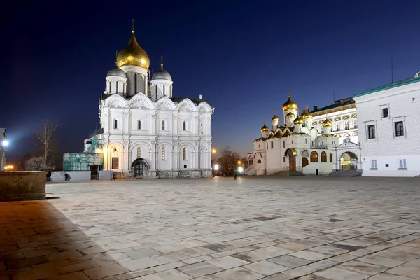 Kathedralenplatz bei Nacht, im Inneren des Moskauer Kreml, Russland. UNESCO-Weltkulturerbe — Stockfoto