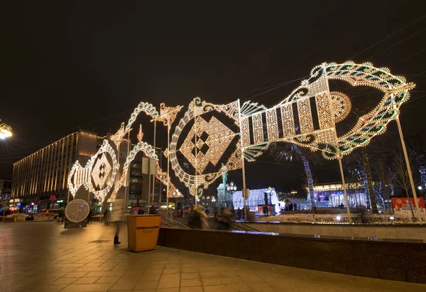 Anno nuovo e decorazione di illuminazione di Natale della città - Pushkin Square (Festival "Viaggio a Natale"), Mosca. Russia — Foto Stock