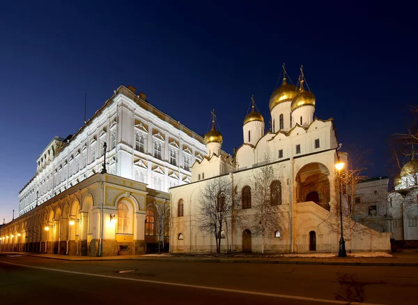 Insidan av Kreml på natten, Ryssland. Unescos världsarvslista — Stockfoto