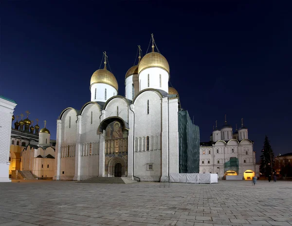 Catedral da Assunção (foi o local da coroação dos czares russos) à noite. Cathedral Square, Inside of Moscow Kremlin, Rússia . — Fotografia de Stock