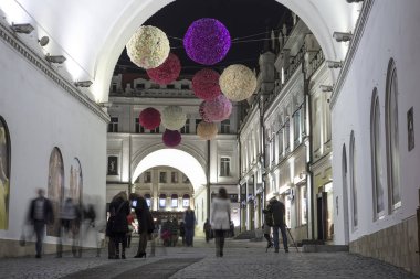 Tretyakov sürücü (Tretyakovsky Proyezd'de) gece, Moskova, Rusya Federasyonu 