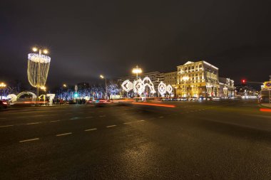 Yeni yıl (Noel) aydınlatma dekorasyon şehrin Tverskaya Street, Moskova. Rusya