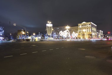 Yeni yıl (Noel) aydınlatma dekorasyon şehrin Tverskaya Street, Moskova. Rusya