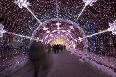 Yeni yıl ve Noel aydınlatma dekorasyon şehrin--ışık tünel Tverskoy Bulvarı, Rusya 