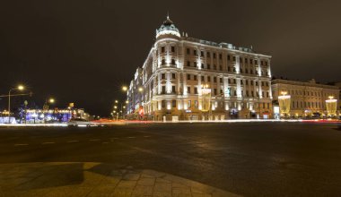 Yeni yıl (Noel) aydınlatma dekorasyon şehrin Tverskaya Street, Moskova. Rusya