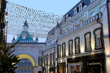 Tretyakov sürücü (Tretyakovsky Proyezd'de) gece, Moskova, Rusya Federasyonu 