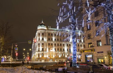 Yeni yıl (Noel) aydınlatma dekorasyon şehrin Tverskaya Street, Moskova. Rusya