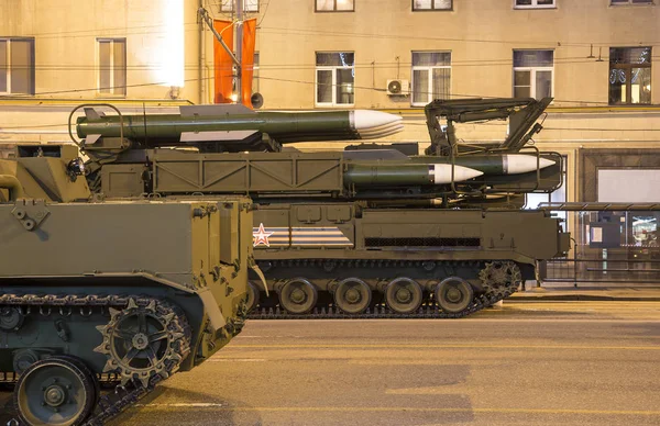 Russian weapons. Rehearsal of military parade (at night) near the Kremlin, Moscow, Russia.Celebration of the 70th anniversary of the Victory Day(WWII) — Stock Photo, Image