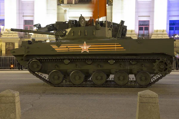 Ruské zbraně. Zkouška z vojenské přehlídky (v noci) blízko Kremlu, Moskva, Russia.Celebration 70. výročí den vítězství (druhé světové války) — Stock fotografie