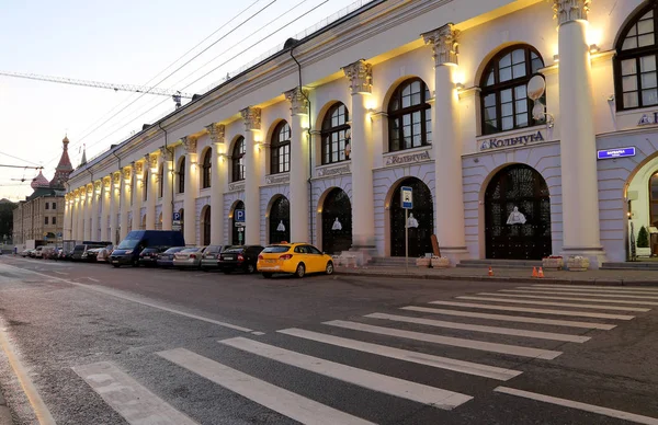 Gostiny Dvor (Edificio histórico) en la calle Varvarka por la noche, Moscú, Rusia — Foto de Stock