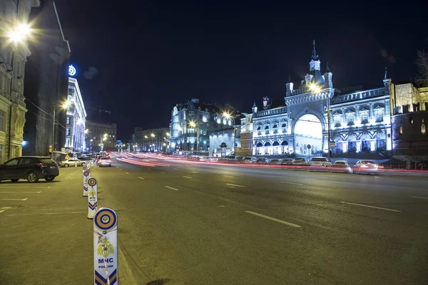 Trafikera av bilar i Moskva city center på natten (Teatralny Proezd), Ryssland — Stockfoto