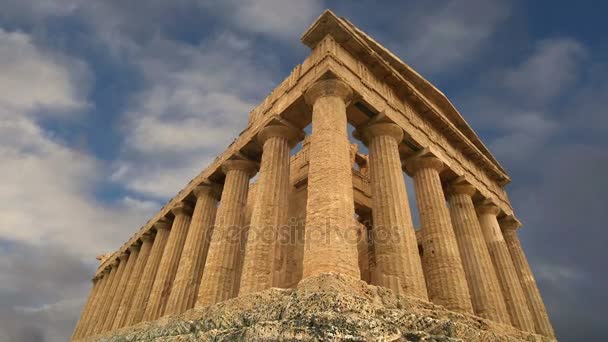 Ancient Greek temple of Concordia (V-VI century BC), Valley of the Temples, Agrigento, Sicily. The area was included in the UNESCO Heritage Site list in 1997 — Stock Video