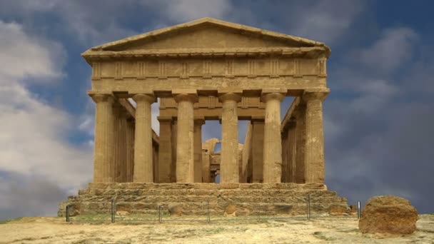 Oude Griekse tempel van concordia (v-vi eeuw VC), vallei van de tempels, agrigento, Sicilië. het gebied werd opgenomen in de lijst van unesco erfgoed site in 1997 — Stockvideo